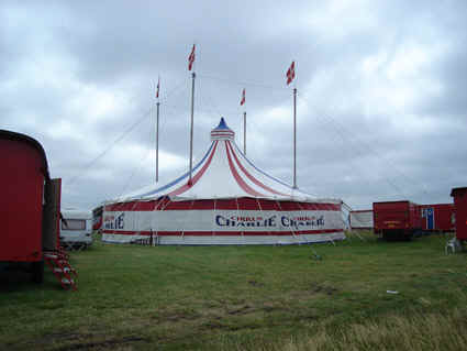 cirkus_charlie_c_2008_low.jpg (54335 bytes)