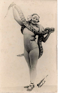 snakecharmer.JPG (33196 bytes)